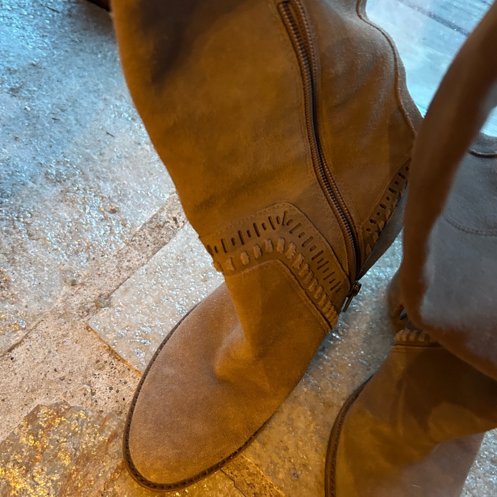 Beautiful suede leather over the knee boots. I think I wore these once briefly - Picture 3 of 8